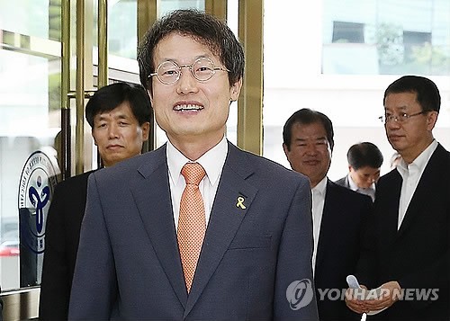 ▲ 조희연 서울시교육감이 취임 첫날인 1일 오전 서울 종로구 서울시교육청으로 출근을 하고 있다. ⓒ 저작권자 연합뉴스, 무단전재 및 재배포금지