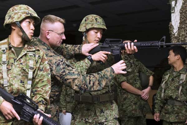 ▲ 일본 육상자위대에게 사격 자세를 교육하는 美해병대. [사진: 위키피디아]