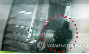 ▲ 강서구 내발산동 범행 현장 cctv (서울=연합뉴스) 서울 강서구 내발산동에서 지난 3월 발생한 '재력가 살인사건'은 빚 독촉에 시달린 현직 시의원이 친구에게 살해를 사주해 벌였다는 경찰의 수사 결과가 나왔다. 사진은 살해를 사주받은 팽모씨가 피해자 소유 건물에서 범행을 저지르고 나오는 모습이 찍힌 cctv 영상.ⓒ 연합뉴스