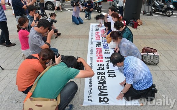 ▲ 북한인권호소하며 무릎꿇은 북한인권단체ⓒ뉴데일리 정상윤 기자