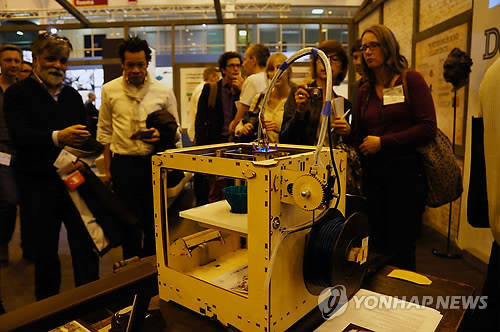 ▲ 지난해 9월 런던에서 열린 '디자인 런던' 전시회를 찾은 참관객들이 '3D 프린터' 시연을 호기심 어린눈으로 지켜 보고 있다. ⓒ연합뉴스