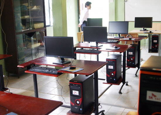 ▲ SK건설은 에콰도르 현지 초·중학교에 교육용 컴퓨터 30대를 기증했다.ⓒSK건설