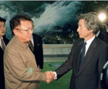 ▲ 2002년 평양을 방문, 김정일과 악수하는 고이즈미 수상.