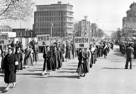 1959년 2월 '재일한국인 북송반대 국민대회'후 시가행진 데모하는 서울시민들.