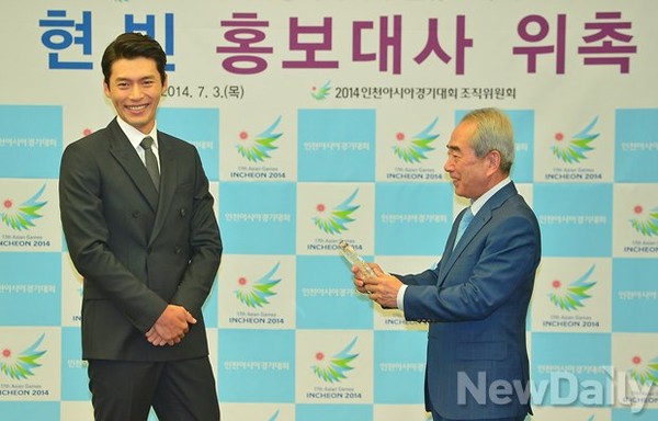 ▲ 3일 서울 중구 프레스센터에서 열린 배우 현빈 인천아시안게임 홍보대사 위촉식 현장. 왼쪽부터 배우 현빈과 김영수 조직위원장ⓒ정상윤·정재훈 뉴데일리 기자