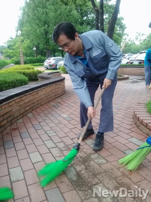 ▲ 새누리당 7.14전당대회 당 대표 경선에 출마한 김영우 의원이 3일 오전 국회 후생관 인근에서 국회 환경미화원들과 함께 청소를 하고 있다. ⓒ배민성 뉴데일리 기자