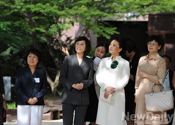 ▲ 우리나라를 국빈방문한 시진핑 중국 국가주석의 부인 펑리위안 여사가 3일 오후 조윤선 청와대 정무수석의 의전을 받으며 창덕궁을 둘러보고 있다. ⓒ 뉴데일리 (문화재청 제공)