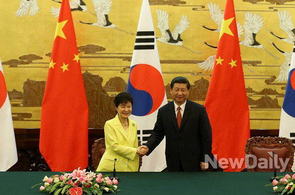 박근혜 대통령은 3일 우리나라를 국빈방문한 시진핑 중국 국가주석과 정상회담을 갖고 공동성명서를 발표했다. 사진은 지난해 박근혜 대통령의 국빈 방중 때 모습. ⓒ 뉴데일리