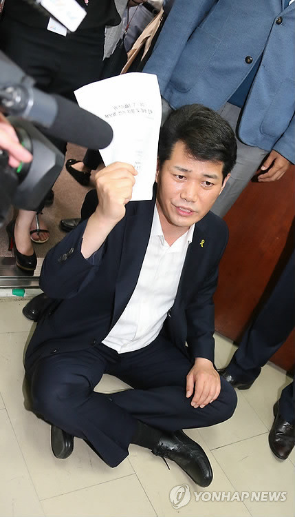 ▲ 새정치민주연합 허동준 동작을 지역위원장(왼쪽)이 3일 국회 대표실 앞에서 기동민 전 서울시 정무부시장을 전략공천하기로 결정한 것에 대한 납득할 만한 근거를 제시하라며 항의하고 있다.ⓒ연합DB