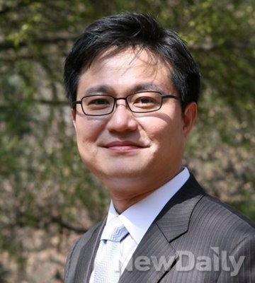 경찰로부터 살인교사 혐의를 받고 있는 김형식 서울시의원의 모습ⓒ제공=새정치민주연합