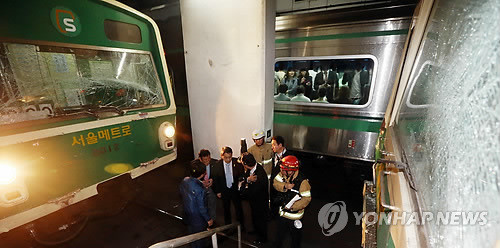 ▲ 지난 5월 일어난 서울지하철 2호선 열차 추돌사고와 관련, 서울시가 서울메트로에 무더기 징계를 요구해 물의를 빚고 있다. 사진은 당시 열차 추돌사고 모습.ⓒ 사진 연합뉴스