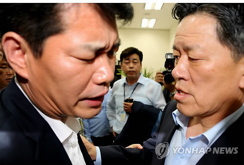 ▲ 새정치민주연합 허동준 동작을 지역위원장(왼쪽)이 3일 국회 대표실 앞에서 주승용 사무총장에게 기동민 전 서울시 정무부시장을 전략공천하기로 결정한 것에 대한 납득할 만한 근거를 제시하라며 항의하고 있다. ⓒ연합DB