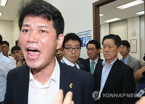 ▲ 정치민주연합 허동준 동작을 지역위원장(왼쪽)이 3일 국회 대표실 앞에서 주승용 사무총장에게 기동민 전 서울시 정무부시장을 전략공천하기로 결정한 것에 대한 납득할 만한 근거를 제시하라며 항의하고 있다. ⓒ연합뉴스