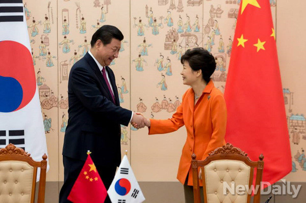 ▲ 박근혜 대통령과 시진핑 중국 국가주석이 지난 3일 청와대에서 정상회담을 갖기 위해 악수를 나누고 있다. ⓒ 뉴데일리(청와대 제공)
