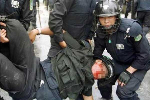 ▲ 불법폭력시위 진압 도중 부상을 입고 기절한 전경 [자료사진]