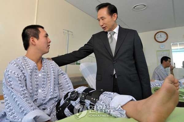 ▲ 2008년 광우병 폭동 당시 부상당한 전경들이 입원한 경찰병원을 찾은 이명박 당시 대통령. ⓒ연합뉴스. 무단전재 및 재배포 금지.