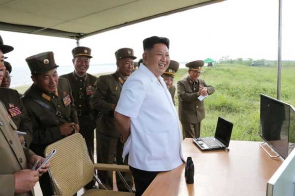 ▲ 인민군 훈련을 참관하는 김정은. 배가 갈수록 튀어나오고 있다. [자료사진]