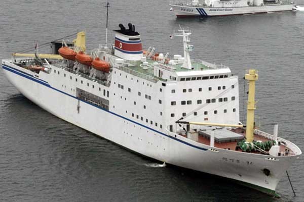 ▲ 수많은 재일교포를 북한으로 실어날랐던 여객선 만경봉 호. 김정은 정권은 일본의 대북제재 해제 협상 때 만경봉 호의 일본 왕래를 가장 먼저 요구했다.[자료사진]