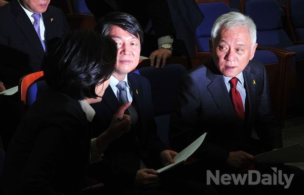 ▲ 의원총회에서 박영선 원내대표와 대화를 나누고 있는 새정치민주연합 안철수-김한길 공동대표. ⓒ이종현 기자