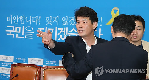 ▲ 정치민주연합 허동준 동작을 지역위원장(왼쪽)이 3일 국회 대표실에서 기동민 전 서울시 정무부시장을 전략공천하기로 결정한 것에 대한 납득할 만한 근거를 제시하라며 항의하고 있다. ⓒ연합뉴스