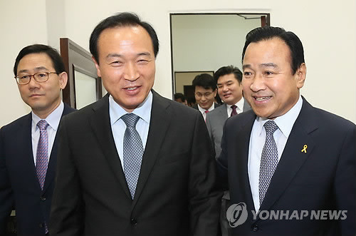 ▲ 새누리당 이완구 원내대표(오른쪽) 등 지도부가 7일 국회에서 열린 비상대책위원회의에서 7·30재보궐선거에서 수원정에 공천을 받은 임태희 전 대통령비서실장과 함께 회의장에 들어서고 있다. ⓒ연합DB