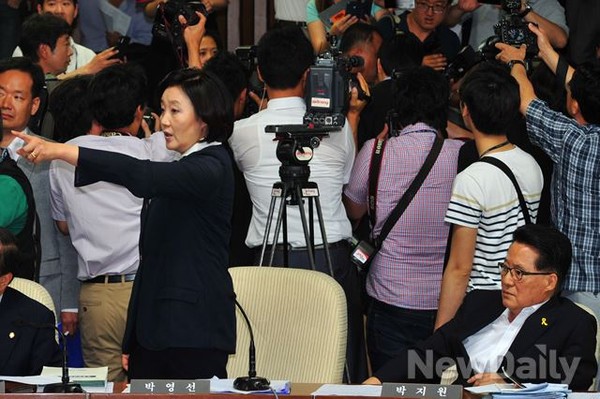 ▲ 새정치민주연합 박영선 원내대표가 7일 국회에서 열린 국가정보원장 인사청문회에서 "국정원 직원이 야당 의원들의 책상에 놓인 질의자료를 카메라로 촬영했다"며 항의하고 있다. ⓒ이종현 기자