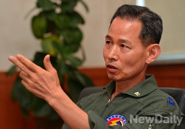 ▲ 청주 제17전투비행단장인 이광수 준장이 팬텀의 역사에 대한 설명을 하고 있다.ⓒ뉴데일리 정상윤 기자