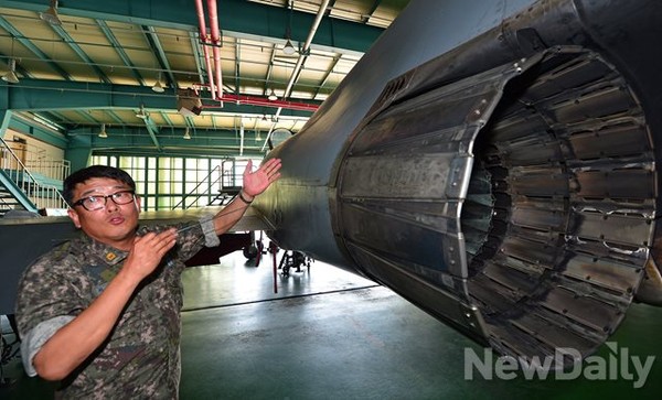 ▲ 제17전투비행단 내 정비창에서 최재일 준위가 엔진에 대한 설명을 하고 있다.ⓒ뉴데일리 정상윤 기자