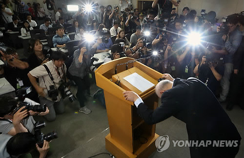 ▲ 문창극 총리 후보자가 지난달 24일 오전 서울 종로구 정부서울청사에서 사퇴 기자회견을 마친 뒤 인사를 하고 있다.ⓒ연합뉴스