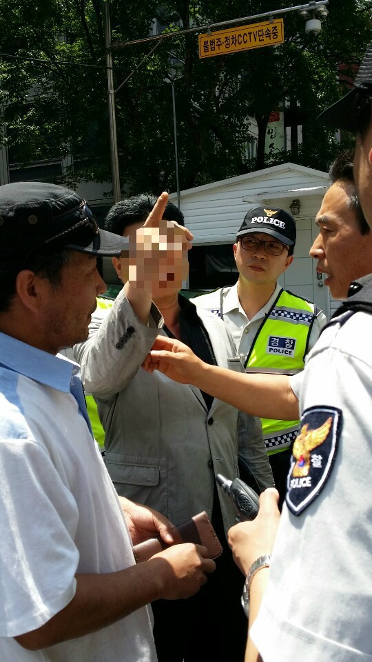 ▲ 황장수 미래경영연구소장, 시민운동가 강재천씨, 주옥순 엄마부대봉사단 대표 등 애국시민들이 유병언 일가의 재산추척 및 환수를 위한 특별법 제정을 요구하는 집회 도중 이들로부터 폭행을 당했다고 주장하는 사람이 나타나 경찰서까지 연행되는 촌극을 빚었다.ⓒ 황장수 블로그