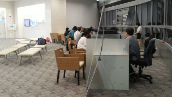 ▲ 모델하우스에 마련된 상담창구에서 많은 고객들이 상품에 대한 자세한 설명을 듣고 있었다.ⓒ뉴데일리