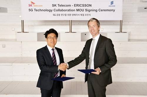 ▲ SK텔레콤은 세계적인 통신 기술·서비스 기업인 에릭슨(Ericsson)과 스웨덴 스톡홀롬 소재 에릭슨 본사에서 6일(현지시간) 5G 관련 기술의 공동 연구를 위한 상호 양해각서(MOU)를 체결했다. SK텔레콤의 박진효 네트워크 기술원장(사진 왼쪽)과 에릭슨의 퍼 나빈거 개발총괄이 MOU 체결 후 적극적 협력을 다짐했다.ⓒSK텔레콤 제공