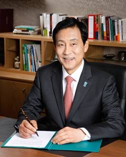 ▲ 김정태 회장의 시너지 경영이 빛을 발하기 위해서는 내부를 포용하는 자세가 중요한 것으로 지적된다. ⓒ 하나금융그룹 제공