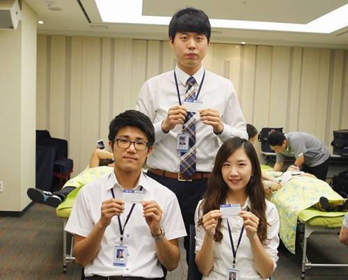▲ ⓒ한미약품 본사에서 진행된 헌혈캠페인에 참여한 신입사원들(사진=한미약품 제공)