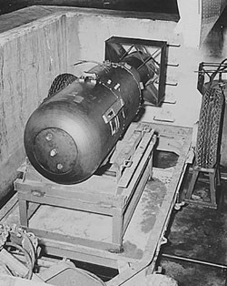 ‘리틀 보이’라는 별명의 우라늄 원폭이 B-29폭격기에 실리고 있다. 이 최초의 핵폭탄은 1945년 8월 6일 오전 히로시마에 투하됐다. 무게는 4.4t.