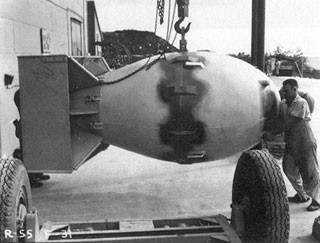 ▲ 사이판 옆 티니안 기지에서 ‘뚱보(fat man)’란 별명을 지닌 플루토늄 원폭을 폭격기에 싣고 있다. 이 폭탄은 1945년 8월 9일 오전 나가사키에 투하됐다. 무게는 4.6t.