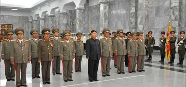 ▲ 군 수뇌부를 데리고 조부의 미이라를 보러 간 김정은. [자료사진]