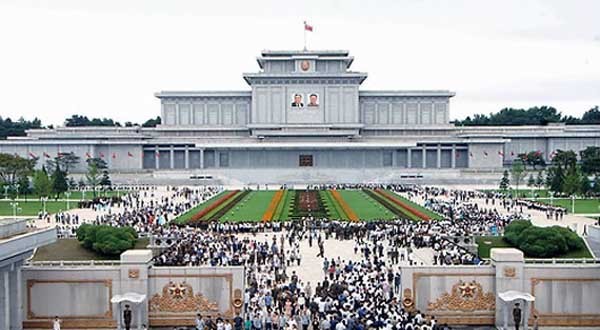 ▲ 평양시민들에게 금수산태양궁전을 개방한 모습. 세계 유일의 '독재자 시체 테마파크' 답다. [자료사진]