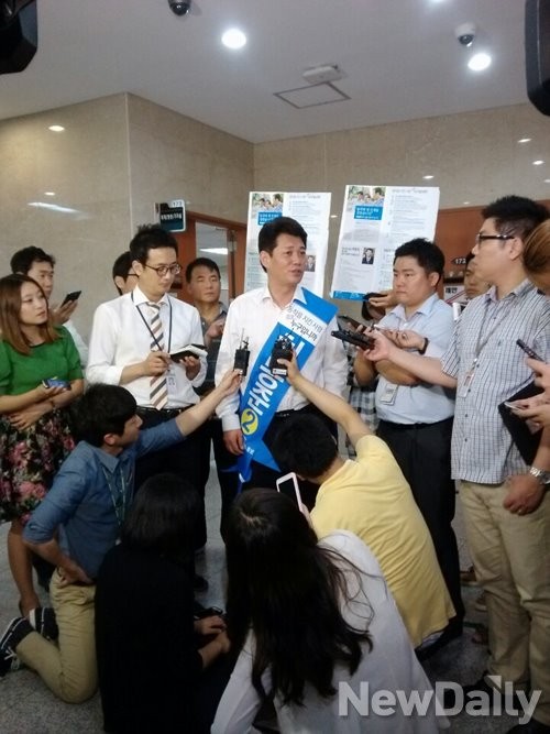 ▲ 기동민 전 서울시 정무부시장의 서울 동작을 보궐선거 수용기자회견을 반대한 허동준 전 지역위원장이 기자들과 만나 인터뷰하고 있다. ⓒ배민성 기자