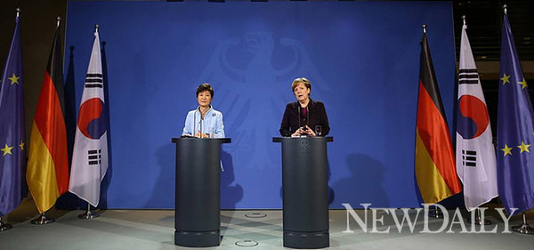 ▲ 박근혜 대통령이 지난 독일 방문에서 메르켈 총리와 한독 정상 공동기자회견을 갖고 있다. ⓒ 자료사진