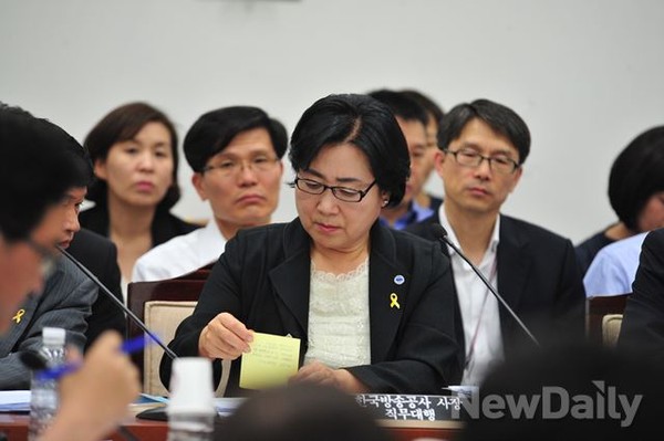 ▲ 7일 진행된 세월호 국정조사 특위 KBS 기관보고 중 류현순 KBS 사장 직무대행이 조용히 날아든 쪽지를 들여다보고 있다.