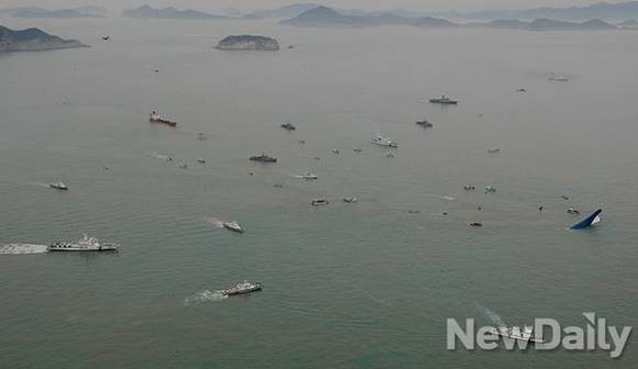 ▲ 지난 4월16일 여객선 세월호가 진도 해역에서 함미 일부만 남긴 채 침몰한 모습.  ⓒ 뉴데일리