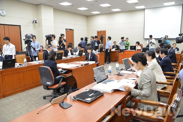 ▲ [이기권] 고용노동부 장관 후보자가 8일 오전 여의도 국회 환경노동위원회 전체회의실 열린 인사청문회에 출석해 의원들의 질의에 답하고 있다.ⓒ뉴데일리=이종현 기자