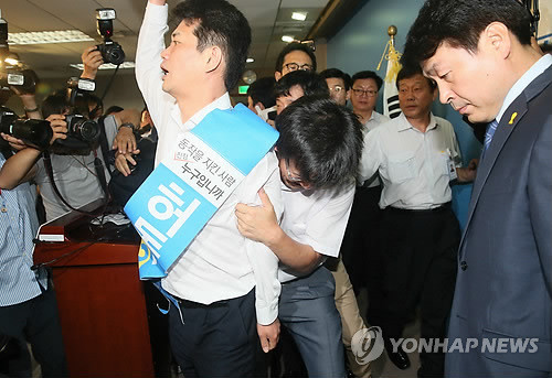 ▲ 7.30 재보선에서 새정치민주연합 서울 동작을(乙) 후보로 전략공천된 기동민 전 서울시 정무부시장(오른쪽)이 8일 국회 정론관에서 출마회견 하던 중 허동준 전 동작을 지역위원장의 거친 항의에 난감한 표정을 짓고 있다. ⓒ연합뉴스