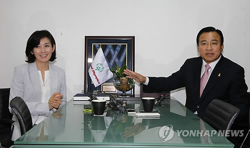 ▲ 새누리당 이완구 원내대표가 8일 오후 서울 종로구 종로5길 한국스페셜올림픽위원회를 찾아 나경원 전 의원과 이야기를 나누고 있다. 이완구 원내대표는 7.30 재보선 동작을 지역 출마 권유를 위해 나경원 전 의원의 사무실을 찾았다. ⓒ연합뉴스