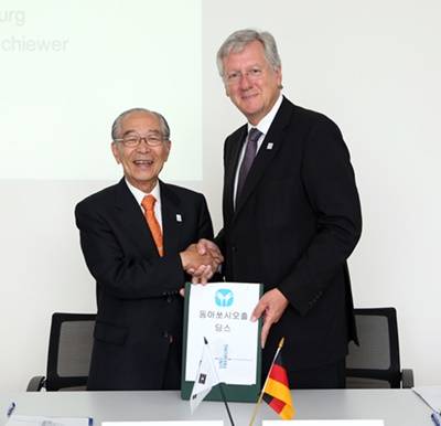 ▲ ⓒ동아쏘시오홀딩스 강신호 회장과 독일 프라이부르크 대학 한스-요헨 쉬버 총장이 공동연구 양해각서 체결 기념촬영을 하고 있다.(사진=동아쏘시오홀딩스 제공)