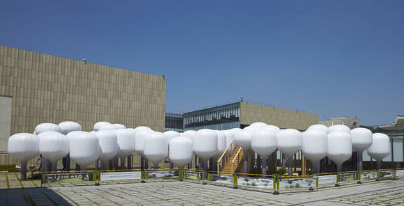 ▲ 국립현대미술관 서울관 내 미술관 마당에 전시된 현대카드 컬쳐프로젝트 15 젊은 건축가 프로그램의 건축가로 최종 선정된 프로젝트팀 '문지방'의 작품 '신선놀음'. ⓒ 현대카드