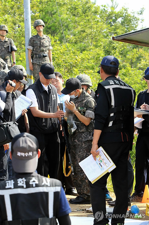 ▲ 동부전선 GOP 총기난사 사건의 현장검증이 실시된 8일 임 병장이 당시 상황을 재연하고 있다.ⓒ연합뉴스