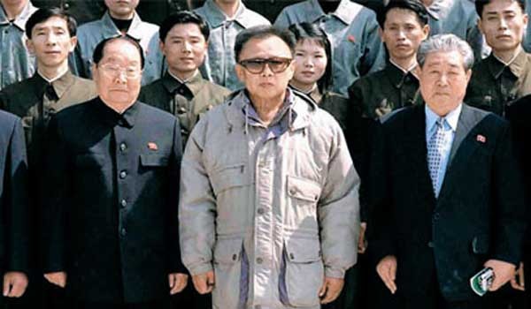 김정일 왼쪽에 선 전병호. 조선중앙통신은 지난 8일 전병호가 88세로 사망했다고 보도했다. [자료사진]