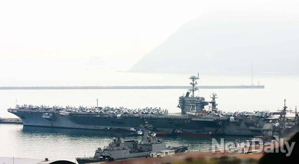 ▲ 부산항에 정박한 조지워싱턴호.ⓒ순정우 기자